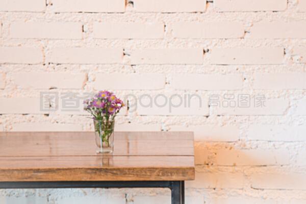 室内白色砖墙,有木桌子